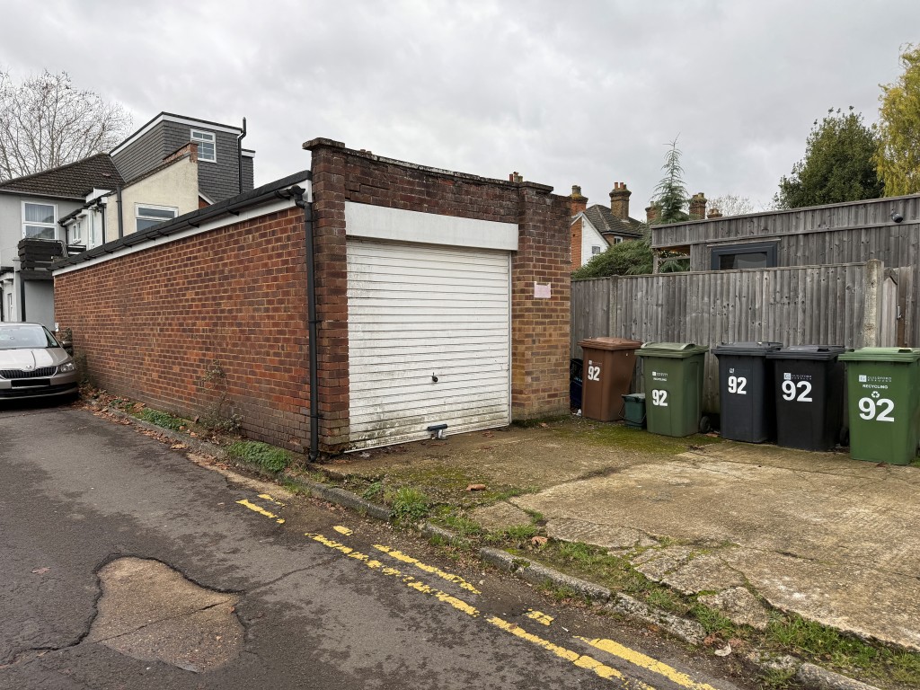 Lot: 186 - SPACIOUS DOUBLE GARAGE AND DRIVEWAY CLOSE TO TOWN CENTRE - Side view of garage and driveway